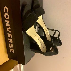 Cute and comfy black suede/velvet Anne klein heels
